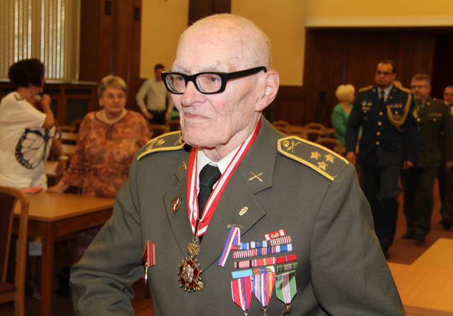 Váleční veteráni se sešli v budově ministerstva obrany na Valech