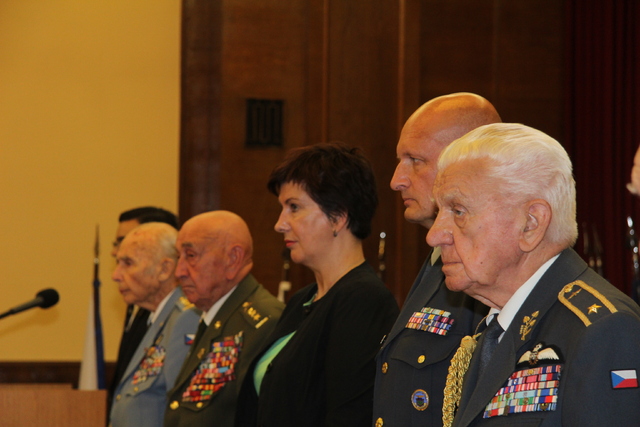 Mezi čestnými hosty byl také brigádní generál Emil Boček, pilot RAF v českých barvách