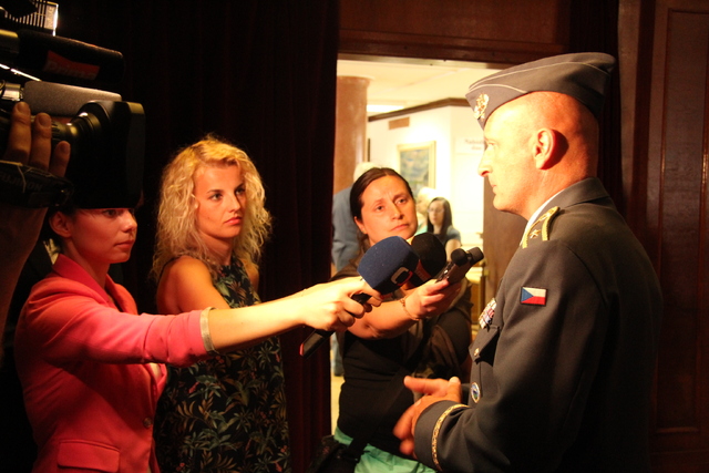 O české piloty bojující v RAF měla zájem i média, zde se ptají českého velitele vzdušných sil, co pro dnešní vojenské piloty představují tito váleční veteráni