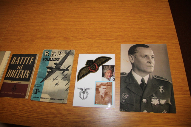 Mezi fotografiemi byl také velitel 310. československé stíhací peruti Royal Air Force v době bitvy o Británii, generálmajor i.m. Alexander Hess