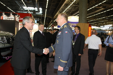 Čeští zbrojaři se představili na veletrhu Eurosatory 8
