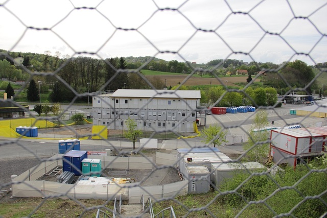 Na hraničním přechodu se Slovinskem ve Spielfeldu byl hostům představen objekt pro registraci a přesun migrantů 