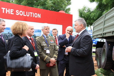 Čeští zbrojaři se představili na veletrhu Eurosatory 10