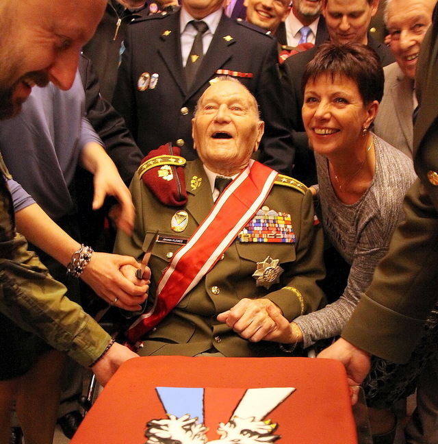 Poslední žijící parašutista z 2. světové války na oslavě svých 95. narozenin