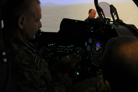 Trenažér si vyzkoušel také 1. zástupce náčelníka Generálního štábu generál Jiří Baloun