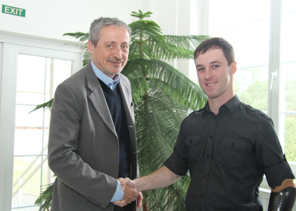 Ministr navštívil a ocenil zraněného vojáka