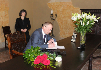 Ministr obrany se zapsal do kondolenční knihy