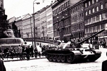 Nezveřejněné snímky ze srpna ´68, které pořídil hluchý fotograf