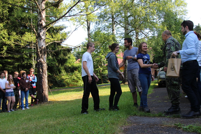 Vítězné družstvo ve složení Lucie Šebková, Šárka Janáková a Karel Maršálek si přichází převzít odměny 