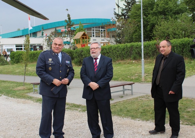 Na akci se přijel podívat senátor Jiří Oberfalzer (v rozhovoru s velitelem kbelské základny plukovníkem Klementem)