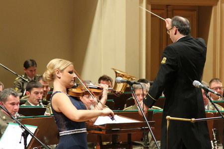 Instrumentální sólistka - houslistka Veronika Panochová - přispěla ke slavnostní atmosféře koncertu pro válečné veterány v pražském Rudolfinu