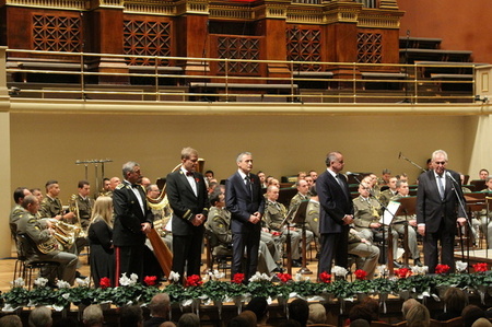 Na slavnostním koncertě přivítali organizátoři prezidenty České republiky Miloše Zemana a Slovenské republiky Andreje Kisku. Na podiu byli také ministr obrany České republiky Martin Stropnický, náčelníci Generálních štábů AČR armádní generál Josef Bečvář a Ozbrojených sil SR generál Milan Maxim 
