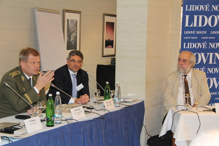 K lepší obchodní bilanci českého zbrojního průmyslu přispěla i podpora resortu obrany