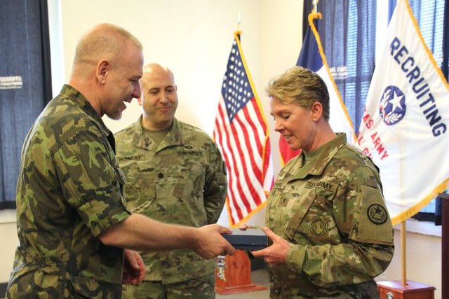 Generálporučík Jiří Baloun se setkal s představiteli Rekrutačního centra Texaské národní gardy.