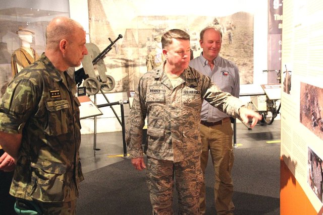 Během prohlídky vojenského muzea generála Balouna doprovázel velitel TNG generálmajor John F. Nichols.