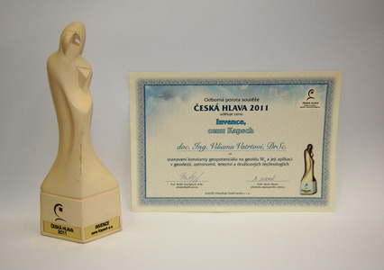 Cena Česká hlava 2011 Invence - soška a certifikát