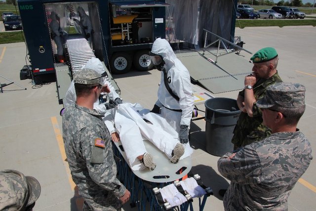 Generál Baloun se seznámil se schopnostmi specialistů chemického vojska NNG.