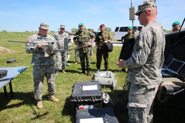 Generál Baloun se seznámil s vybavením Nebraské národní gardy.