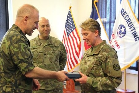 Generál Baloun jednal v USA o spolupráci