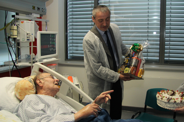 Ministr Stropnický gratuluje mjr. v.v. Straussovi ke stému životnímu výročí