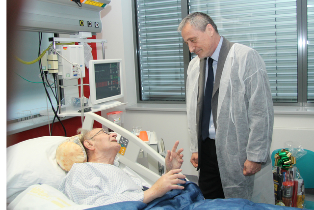 Major v.v. Strauss během návštěvy ožil a začal vzpomínat na své zážitky z války