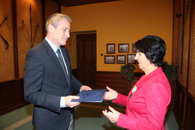 Ministr Stropnický udělil předsedkyni Šebkové Záslužný kříž MO III. stupně