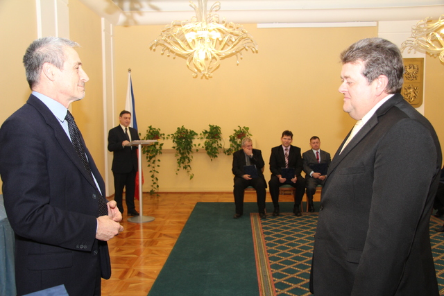 ...včetně zaměstnanců pracujících na vojenských útvarech