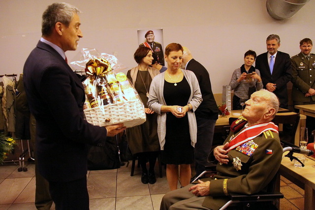 Ministr Martin Stropnický gratuluje generálovi Jaroslavu Klemešovi