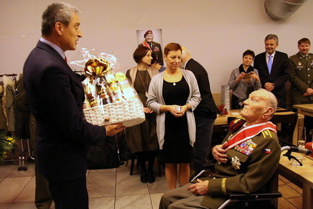 Ministr Martin Stropnický gratuluje generálovi Jaroslavu Klemešovi