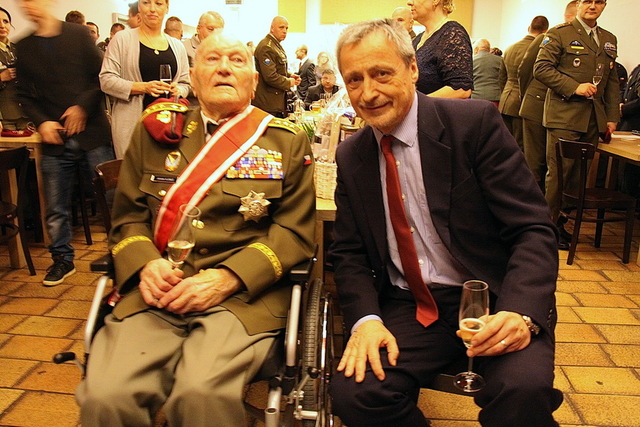 Ministr Stropnický a generál Klemeš ve Vinohradské pivnici