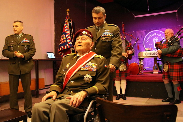 Ve Vinohradské pivnici mu zahrál vojenský umělecký soubor Ondráš