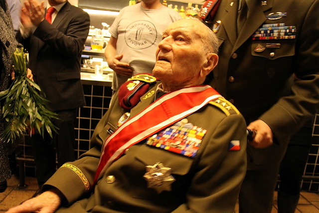 Generálporučík Jaroslav Klemeš na oslavě svých narozenin ve Vinohradské pivnici