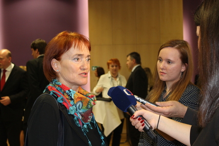 Disidentka Tereza Boučková vypráví novinářům, co to byla bytová divadelní představení a jakým způsobem kritizovala společenské poměry v tehdejším Československu