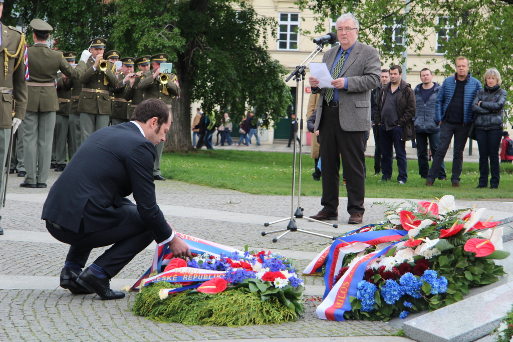Náměstek ministra Pavel Beran rovná stuhu na věnci u Pomníku II. odboje