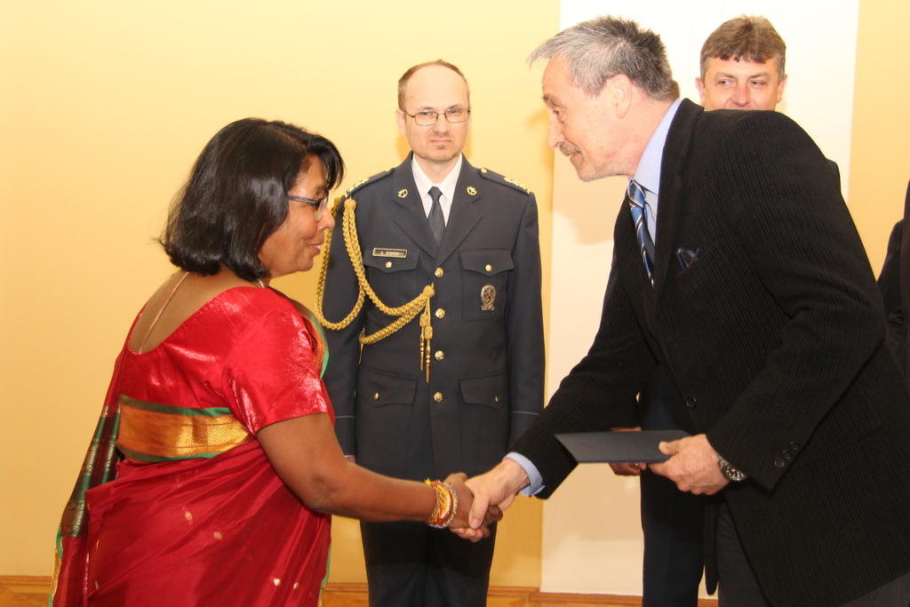 Ministr předává dekret vedoucí Laboratoře pro enteroviry Slovenské zdravotnické univerzity v Bratislavě Shubhada Bopegamage