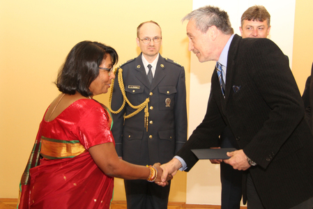 Ministr předává dekret vedoucí Laboratoře pro enteroviry Slovenské zdravotnické univerzity v Bratislavě Shubhada Bopegamage