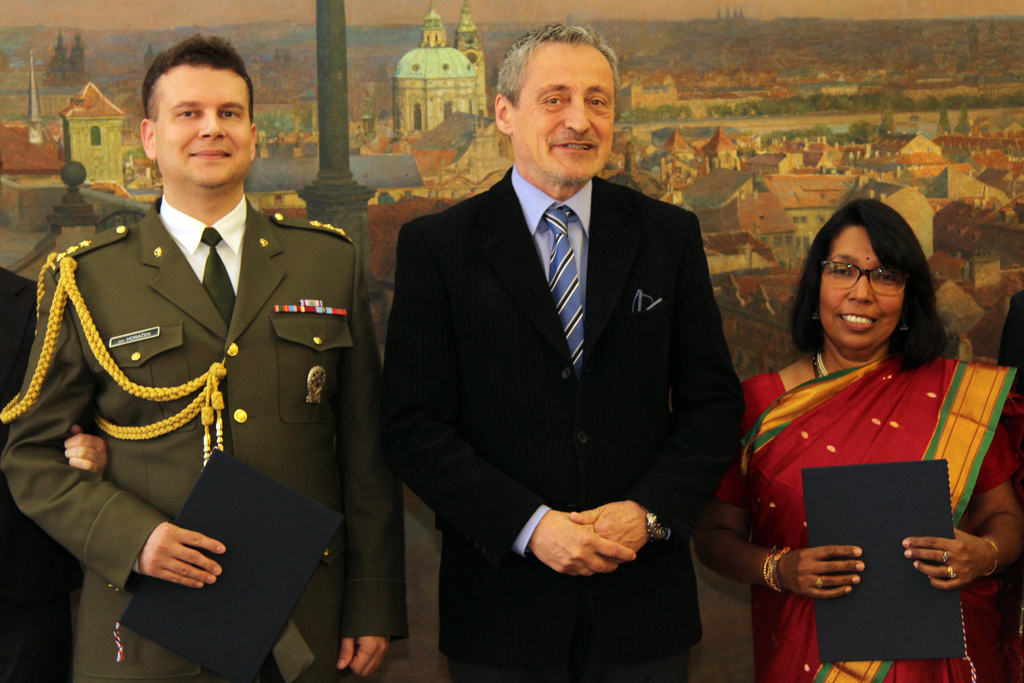 Ministr obrany Martin Stropnický a dva noví profesoři, které navrhla Univerzita obrany