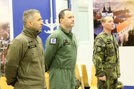 Vojáky a vojenské policisty přivítali brigádní generál Pavel Kříž, plukovník gšt. Petr Tománek a plukovník gšt. Petr Vohralík (zleva).