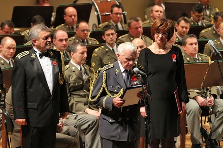 Jménem válečných veteránů vystoupil s projevem generálmajor Emil Boček - stíhací pilot RAF