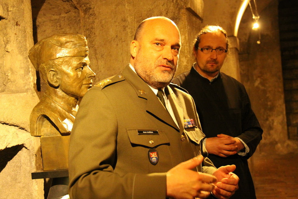 Ředitel VHÚ plk. Knížek a představený chrámu sv. Cyrila a Metoděje Ježek