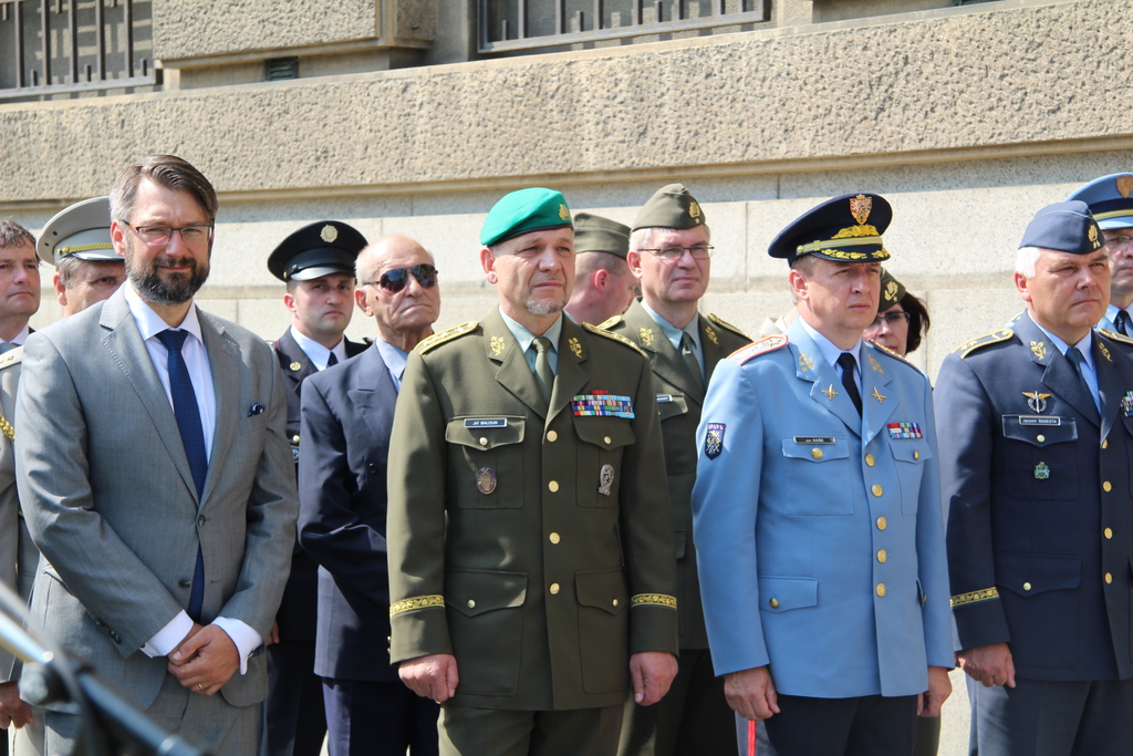 Společně s náměstkem Landovským a generálem Balounem uctili popraveného hrdinu zástupci Vojenské kanceláře prezidenta republiky, vojenští a letečtí přidělenci působící v ČR a další zástupci velení AČR