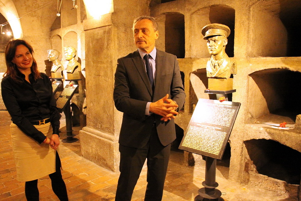 Ministr obrany Martin Stropnický a předsedkyně výboru pro kulturu a památkovou péči magistrátu hl. m. Prahy Eliška Kaplicky Fuchsová