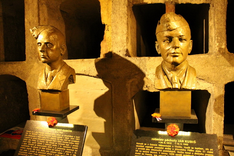 Busty parašutistů od sochaře Milana Bendy