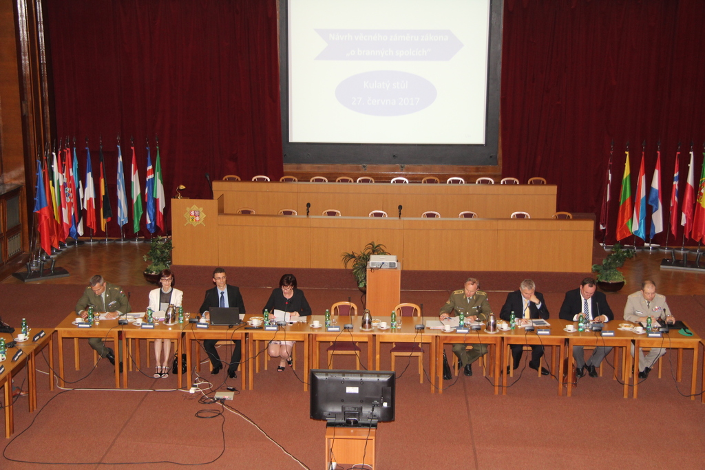 Kulatý stůl se konal v Hlavním sále ministerstva obrany na Valech