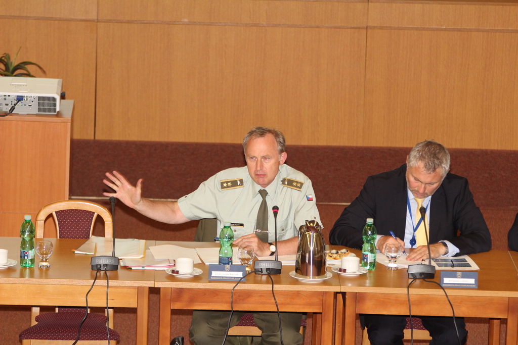 Generál Kocián zdůraznil, že voják je především občan a že řada vojáků se zapojuje do činnosti spolků