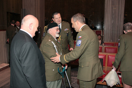 Náčelník VP brigádní generál Pavel Kříž vítá nrtm. v.v. Dalibora Knejfla.