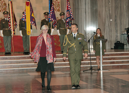 Ministryně obrany Karla Šlechtová při úvodním ceremoniálu v doprovodu brigádního generála Pavla Kříže.