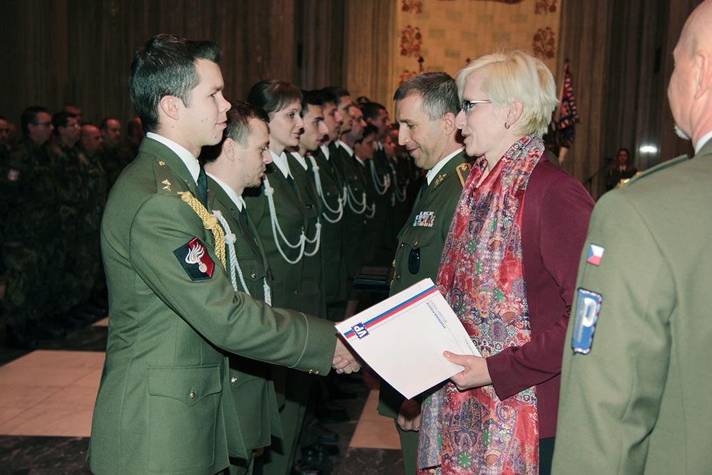 Ministryně obrany Karla Šlechtová blahopřeje novým vojenským policistům.