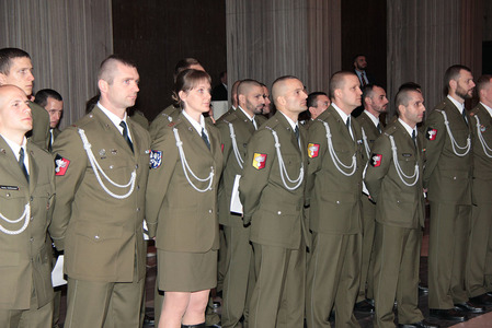 Noví vojenští policisté, kteří převzali služební průkazy.