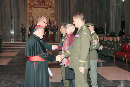 Náčelník generálního štábu AČR armádní generál Josef Bečvář blahopřeje oceněným, kterým byla udělena medaile VP.